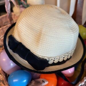 Vintage Child’s White straw Bowler Hat Navy velvet Bow Daisy Easter Hat Size 21